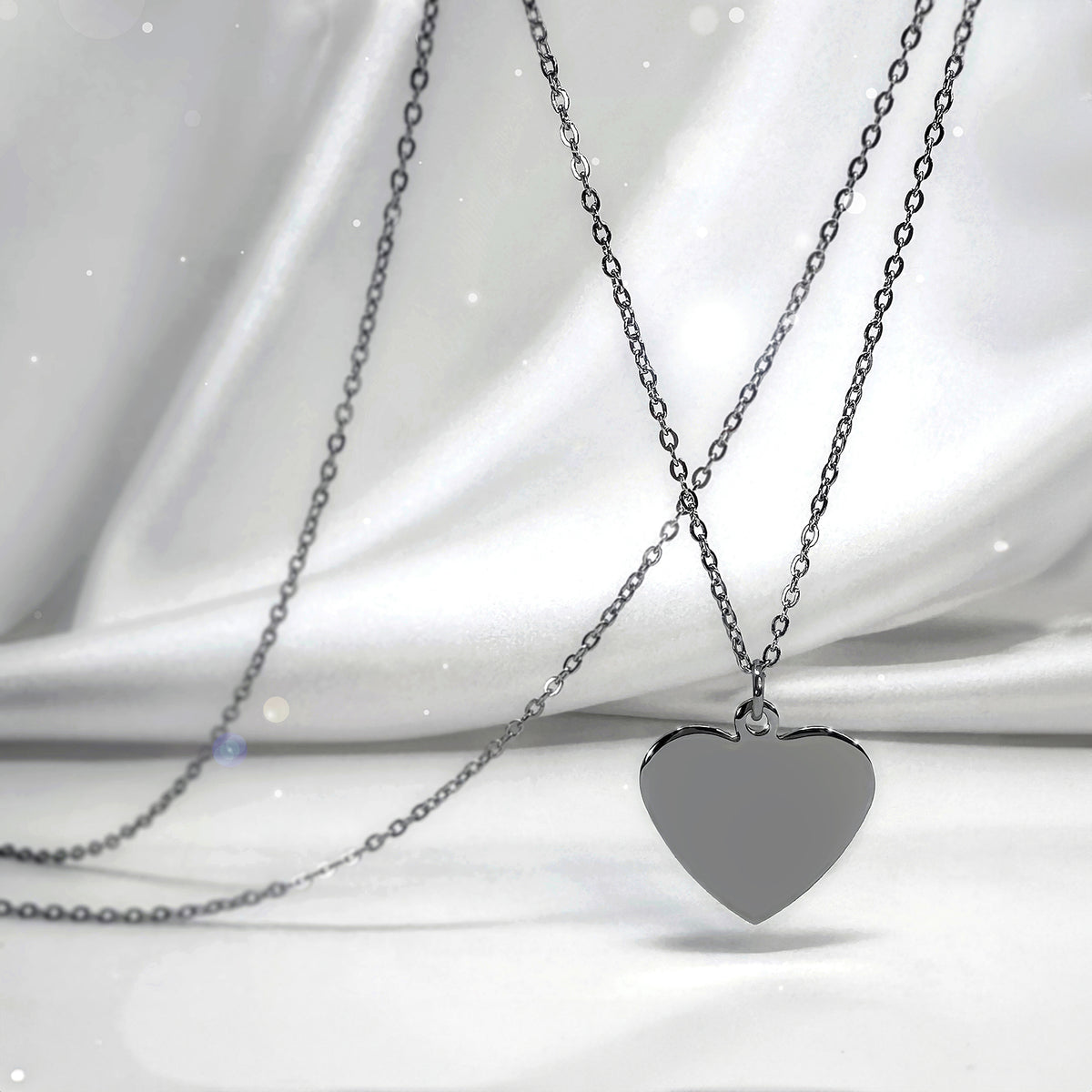 Personalized heart necklace video showing multiple custom engraving options including photos, fingerprints, handwriting, names, dates, and meaningful messages